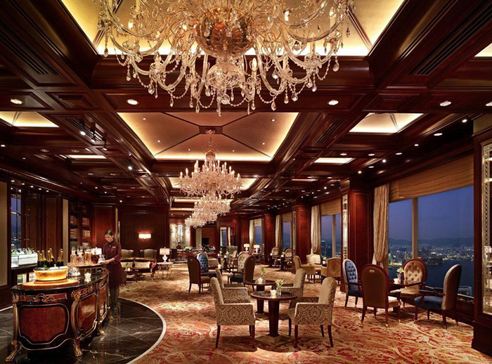 Horizon Club Lounge - căn phòng nơi Bishop gặp Smith tại khách sạn ở Hong Kong. Ảnh: Forbes